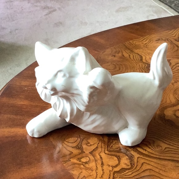 Ceramic lion statue white good details nice in your garden or you could … - Picture 2 of 5